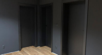Byt Vranov - inštalácia interiérových dverí VOSTER - PLNÉ HLADKÉ dekor čierna mat